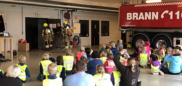 Vi inviterer barnehagene til besøk på brannstasjonene våre